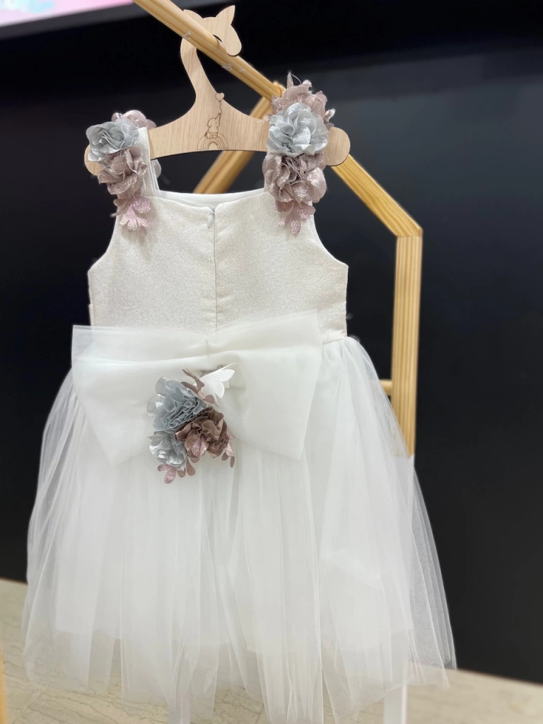 Λευκό φόρεμα με αποσπώμενα λουλούδια & Φιόγκο